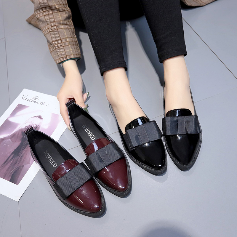 Dress Shoe Pointed - รองเท้าส้นเตี้ยหนังแก้วสีดำ/สีแดงไวน์ ปลายแหลม แบบสวม ประดับโบว์ รองเท้าลำลองอเนกประสงค์สำหรับใส่ในชีวิตประจำวันและธุรกิจ