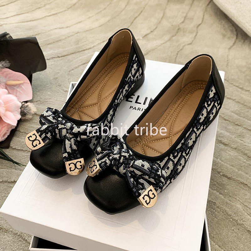 Men Shoes On - รองเท้าส้นเตี้ยแบบสวมสบายสไตล์ฝรั่งเศสสำหรับผู้หญิง ดีไซน์เซ็กซี่ หัวเหลี่ยม แต่งลายปัก เหมาะกับกระโปรง ส้นเตี้ยเล็กน้อย